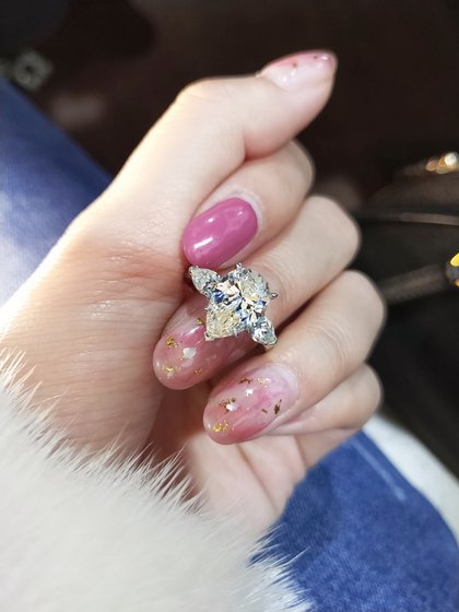 인기있는 Three Stones 3 캐럿 배 모양의 물 방울 시뮬레이션 다이아몬드 반지 여성 925 스털링 실버 도금 18k 금 약간 노란색 결정
