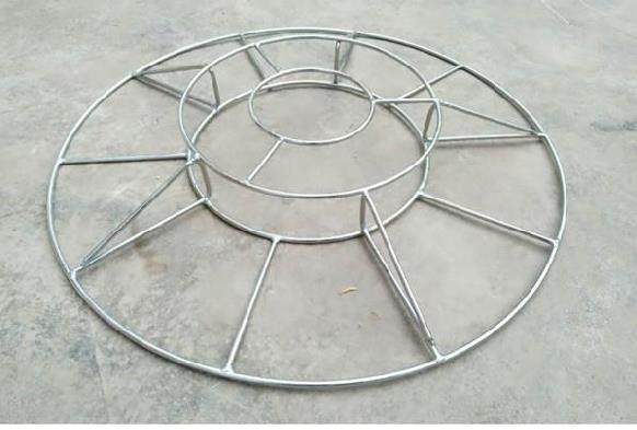 Pig trough iron frame upper bracket fattening plastic limit rebar frame 16 lattice iron ring small pig instruments food basin 60 round