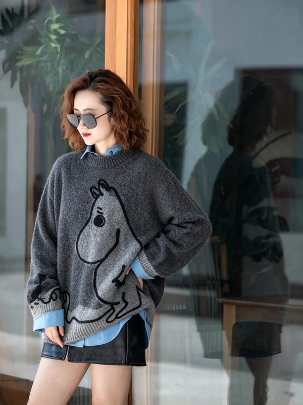 Same Style as the One in the Yuan C Mall, 2026 Autumn New Cartoon Pattern Jacquard Embroidery Loose Versatile Lazy Style Knit Sweater Same Style as the One in the Yuan C Mall, 2026 Autumn New Cartoon Pattern Jacquard Embroidery Loose Versatile Lazy Style Knit Sweater