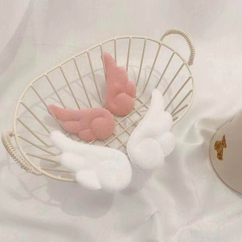 女性向けの愛らしいぬいぐるみ素材の天使の羽のヘアクリップ。秋と冬にぴったりです。後頭部に白い羽が付いています。