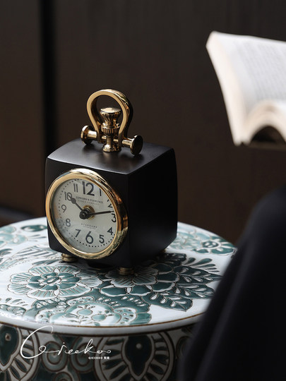 Chikuo Home Living Room Entrance Decoration Accessible Luxury High-End Imported Metal Aluminum Small Square Clock Table Clock Desktop Ornaments