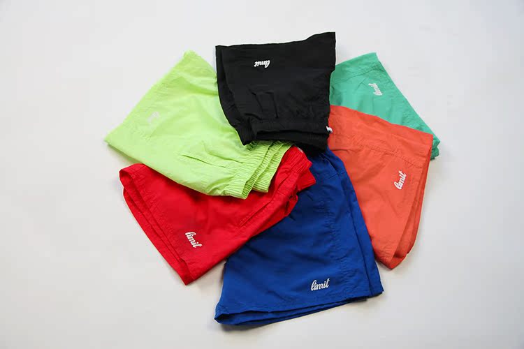 Thể thao nam lỏng lẻo gợi cảm quần short bãi biển nhanh chóng nghỉ mát bên bờ biển suối nước nóng có thể được tung ra quần bơi ba điểm màu đen - Quần bãi biển 	quần dù đi biển	