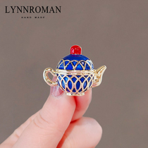 LYNNROMAN DESIGNER PALACE VINTAGE RETRO TEAPOT BROOCH WOMAN 2022 SMALL CROWDPIN COLLAR PIN-PROOF PHOTO-RESISTANT