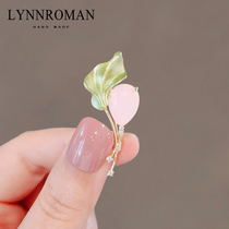 LYNNROMAN2022 Year Spring Summer Three Color Cordiality cordiality Brooch Female Personality Plant Pin pin Anti-walk light clasp