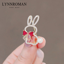 LYNNROMAN Day Lovely rabbit breasts brooch 2022 New products for young girls Dont pin a needle for walking light accessories