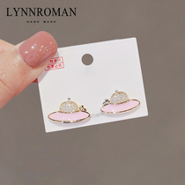 LYNNROMAN2022 Years Designer Pink Hat Ear Nail Sweet Girl Earrings Small Crowdsilver Needle Ear Ornaments