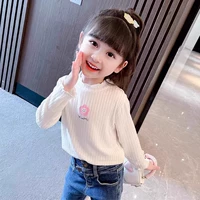 Офтебельная рубашка с белым цветочным базой.