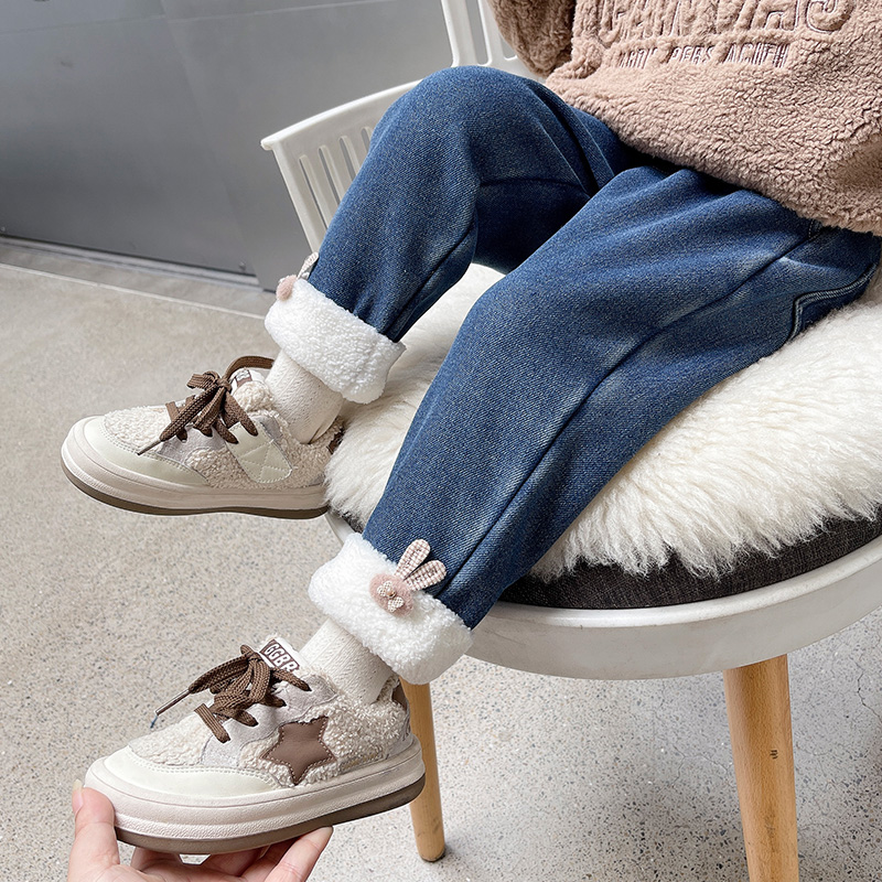 女の子のベルベット ジーンズ 2024 年秋冬の新しい厚みのある冬スタイルのベルベット パンツ、女の赤ちゃんと子供の冬服用