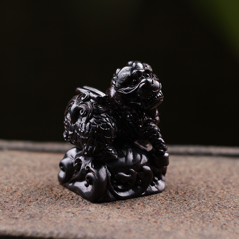 Fu Yunchang Black Honolulu Wooden Roll Book of the Leopard Seal of the Seal Engraving Handlebar Piece of Play and Carving Craft Gift Hem of Play Pieces