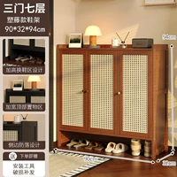 Три двери и семь этажей — дышащая пластиковая дверь из ротанга.