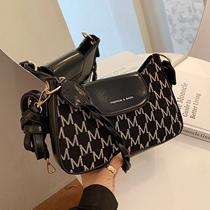 This years popular bag womens summer 2021 New Tide senior sense shoulder crossbody armpit half moon bag foreign temperament