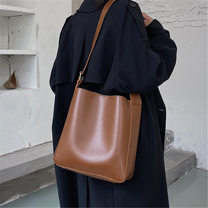 Commuter high-end sense bag women's 2022 new autumn and winter brown bucket bag women's texture one-shoulder messenger bag large capacity
