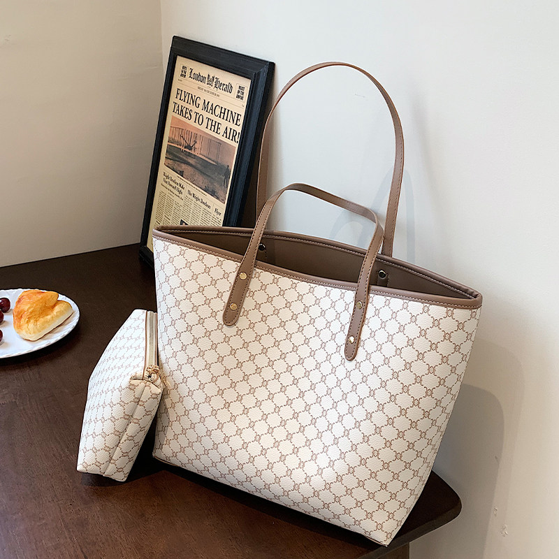 Bag women's 2022 new large-capacity high-end all-match Western style commuter niche texture portable shoulder tote bag