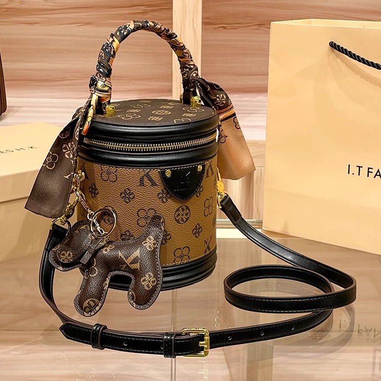 Hong Kong Exclusive Genuine Leather Fortune Cylinder Bag for Women 2026 Spring/Summer Vintage Fashion Bucket Bag High-End Crossbody Bag