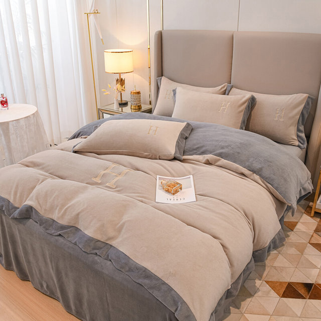 ເສື້ອກັນຫນາວນົມເກົາຫຼີ velvet ສີ່ຊິ້ນໃນລະດູຫນາວ plus velvet thickened warm anti-static double-sided velvet quilt set three-piece beds