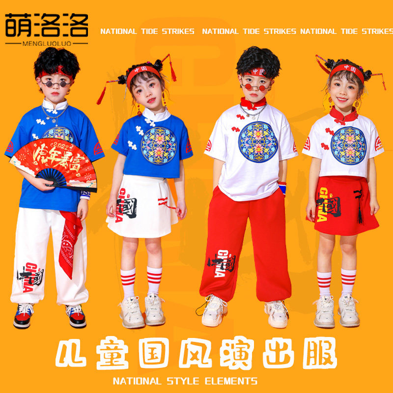 61 children acting out of uniform and cheerleading Chinese Wind Kindergarten class to serve the costumes for the performance of the costumes