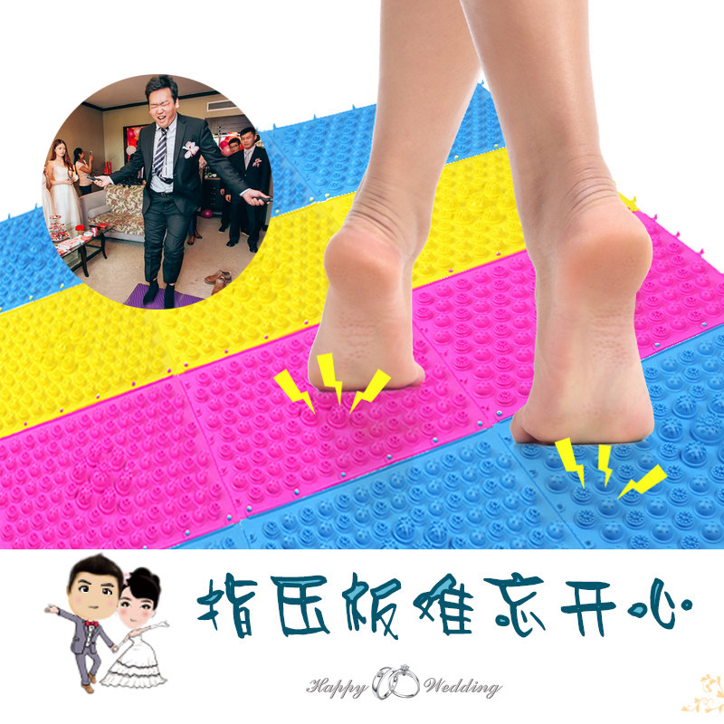 Screaming chicken for kissing, 1 whole person blocking the door, getting married, tricking the groom, spoofing acupressure board, wedding blocking props