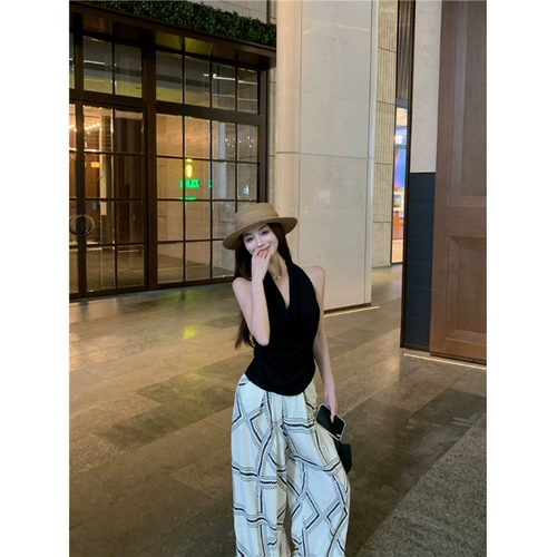 Черная майка топ без рукавов, с открытой спиной, облегающий крой, по фигуре