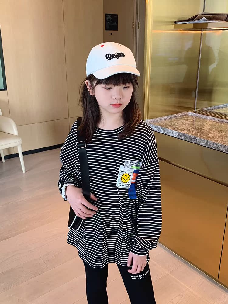 Children's cartoon label striped T-shirt 2021 spring new middle and large children's Korean version of long-sleeved top girls ' foreign style tide~