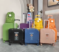 Большой рот обезьяна замечает цвет