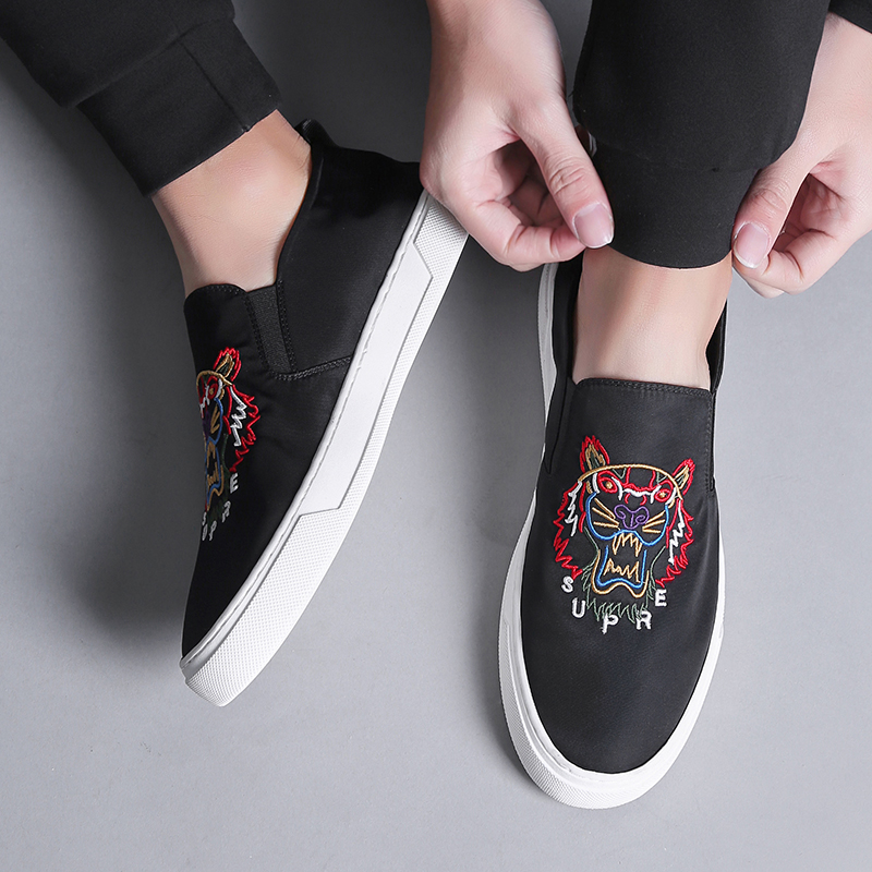 Lazy shoes trend Korean version of leisure shoes with a foot fabric shoes in summer breathable personality tiger head embroidered shoes