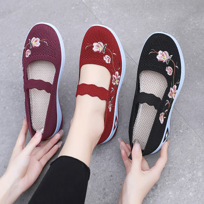 Summer shoes for middle-aged and elderly women are breathable, anti-slip and comfortable. New style of old Beijing cloth shoes for mothers to exercise and walk