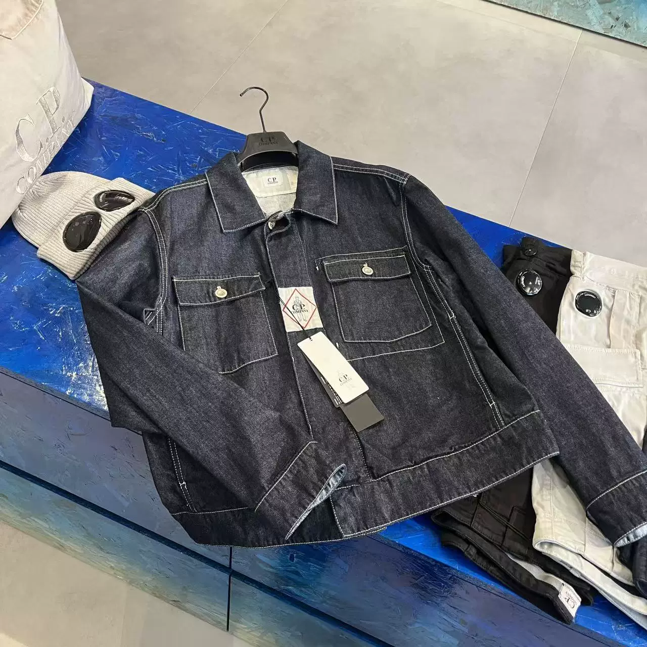 Мужско-женская куртка в одном стиле из денима с эффектом distressed, возврату не подлежит