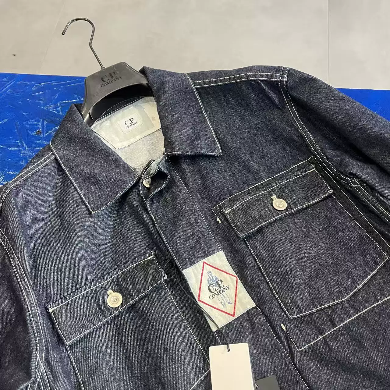 Мужско-женская куртка в одном стиле из денима с эффектом distressed, возврату не подлежит