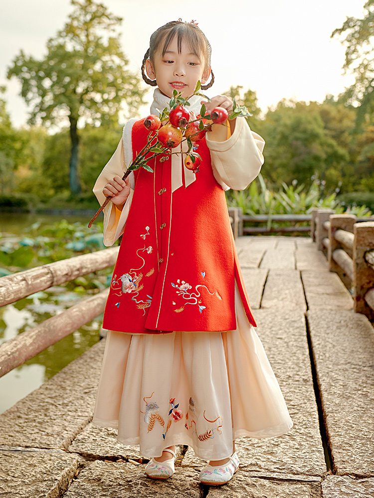 Black buckle Hanfu girls autumn and winter children's thickened warm Tang suit suit baby Chinese style children's clothing New Year's greetings winter