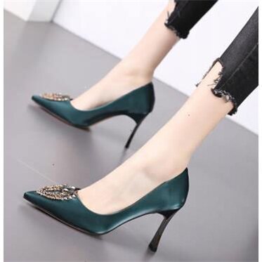 The new Korean version of the Internet celebrity rhinestones wear high heels women's stiletto with pointed toe wedding banquet shoes women's shoes