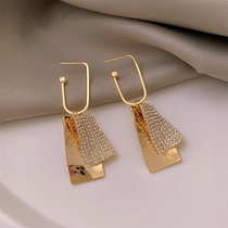 South Korea Nets Red Temperament Earrings Female Design Sensation 2021 New Light Lavish Superior Small Crowdsourced Unique Ear Pendant Tide