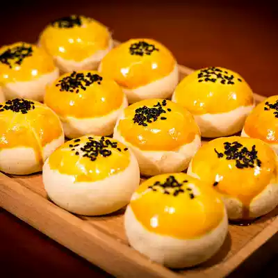 Buy one get one free snow Mei Niang egg crisp red bean flavor sea duck egg salted egg yolk pie pastry heart sweet potato breakfast snack