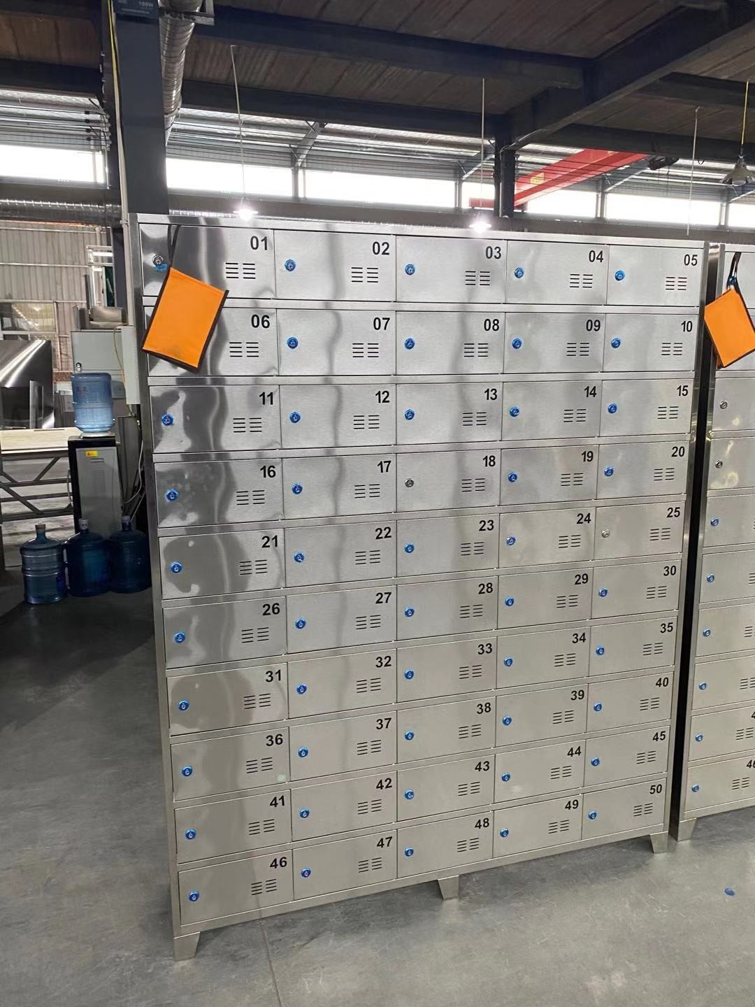 定制304不锈钢50门碗柜带站脚食堂餐具柜员工带锁多格储物柜鞋柜