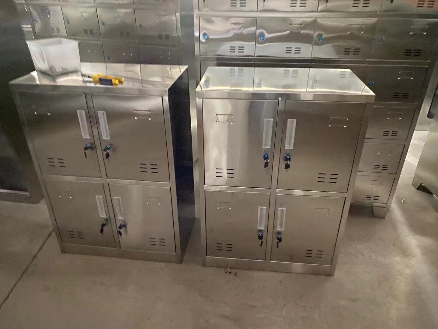 304不锈钢四门矮柜员工带锁储物柜衣帽鞋柜家用多功能收纳柜定制