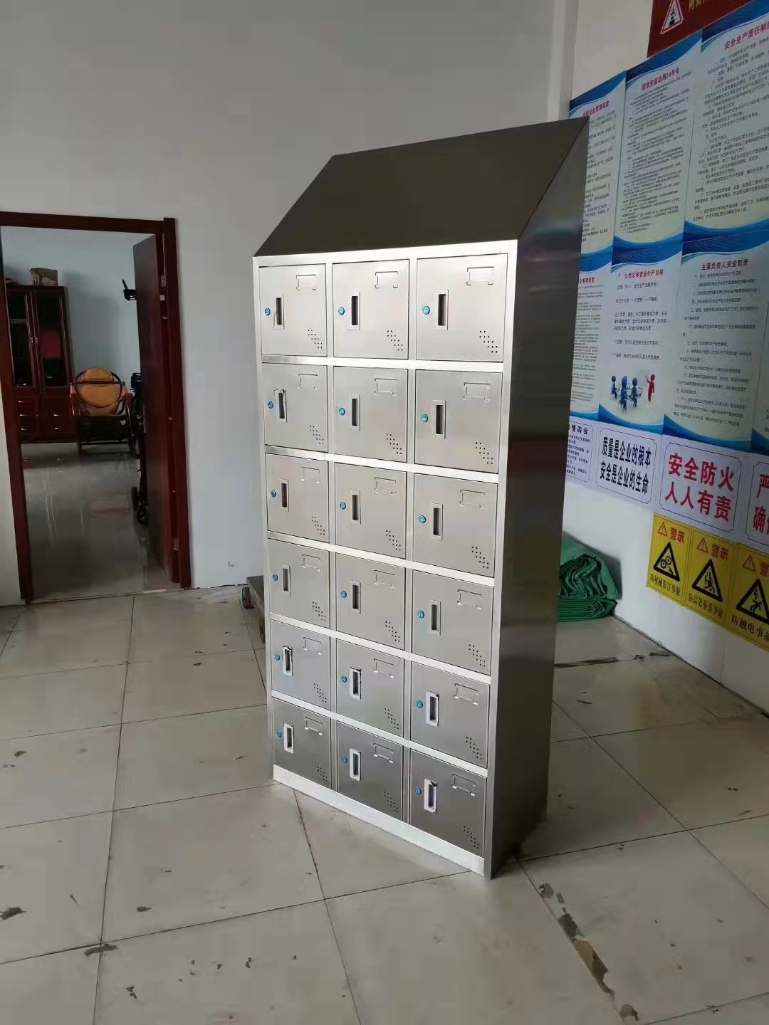 斜顶不锈钢18门更衣柜鞋柜无尘车间斜坡上顶员工带锁储物柜定制