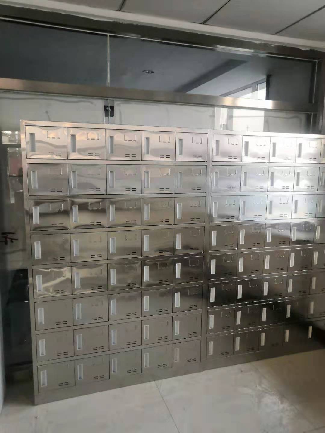 定制304不锈钢学校食堂45门碗柜工厂员工磁吸门餐具柜多格储物柜
