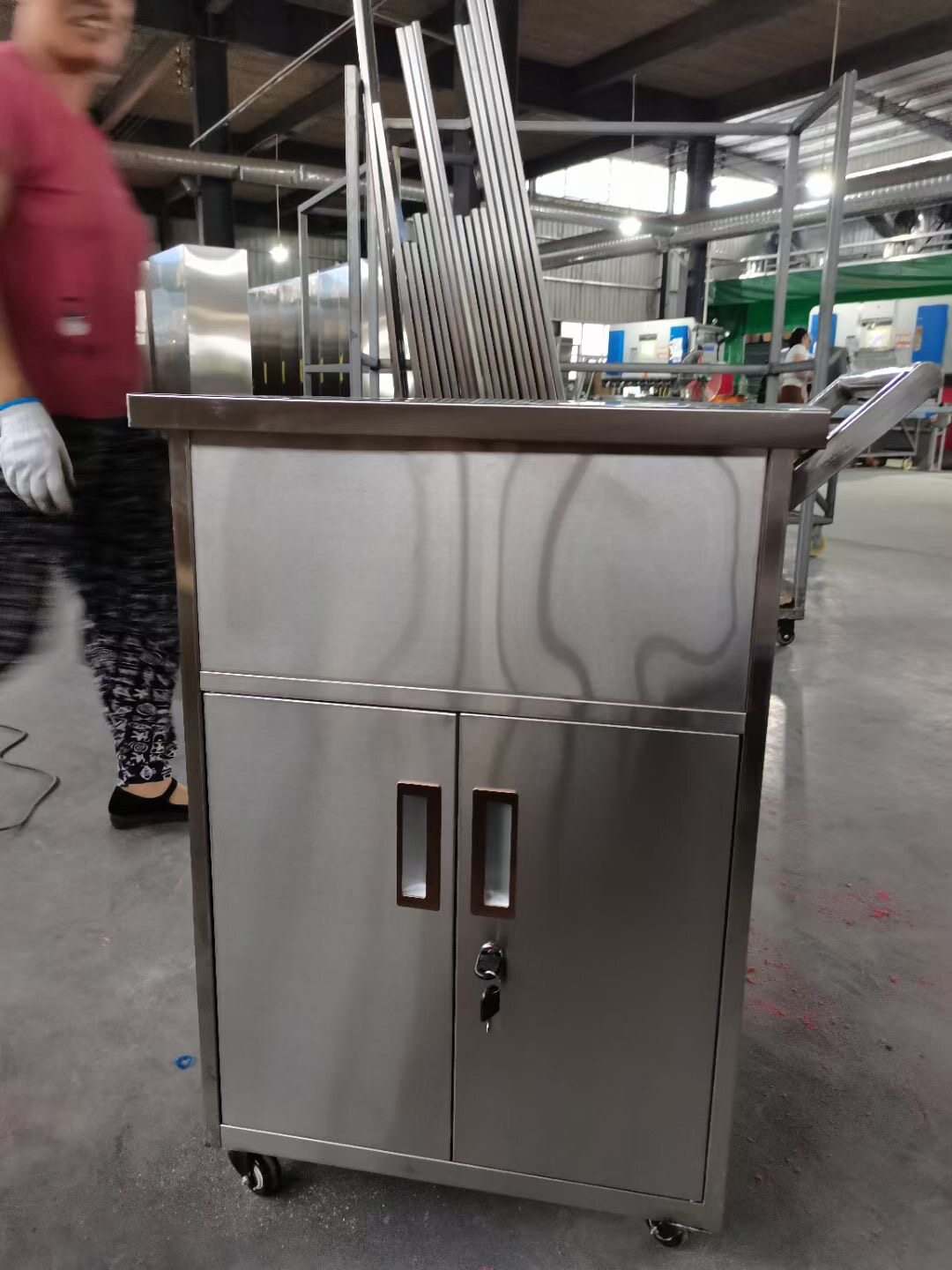 定制不锈钢可移动小推车多功能带柜门手推车车间加厚维修工具车