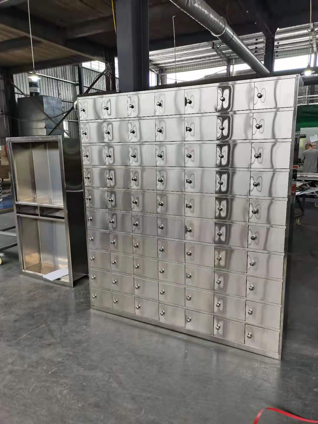 定制304不锈钢磁吸门无菌碗柜学校70门食堂餐盘柜员工多格储物柜