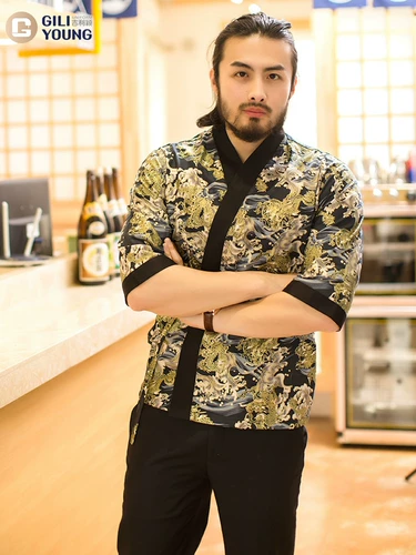 Японская стиль ресторана, работа, предоставлена ​​шеф -поваром кухонный магазин кухонный магазин Sushi Store Working Server Kimono Nihon Restaurant Service