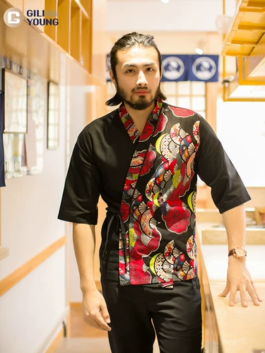 Японская стиль ресторана, работа, предоставлена ​​шеф -поваром кухонный магазин кухонный магазин Sushi Store Working Server Kimono Nihon Restaurant Service