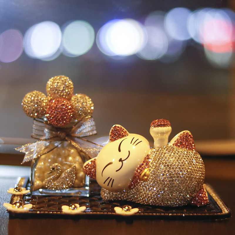 Apply to Benz BMW high-end car fittings perfume car park decoration in the decoration of the beautiful goddess