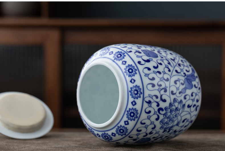 The large capacity of blue and white porcelain tea pot ceramic seal loose tea pu 'er tea caddy fixings moistureproof deposit receives increasing number