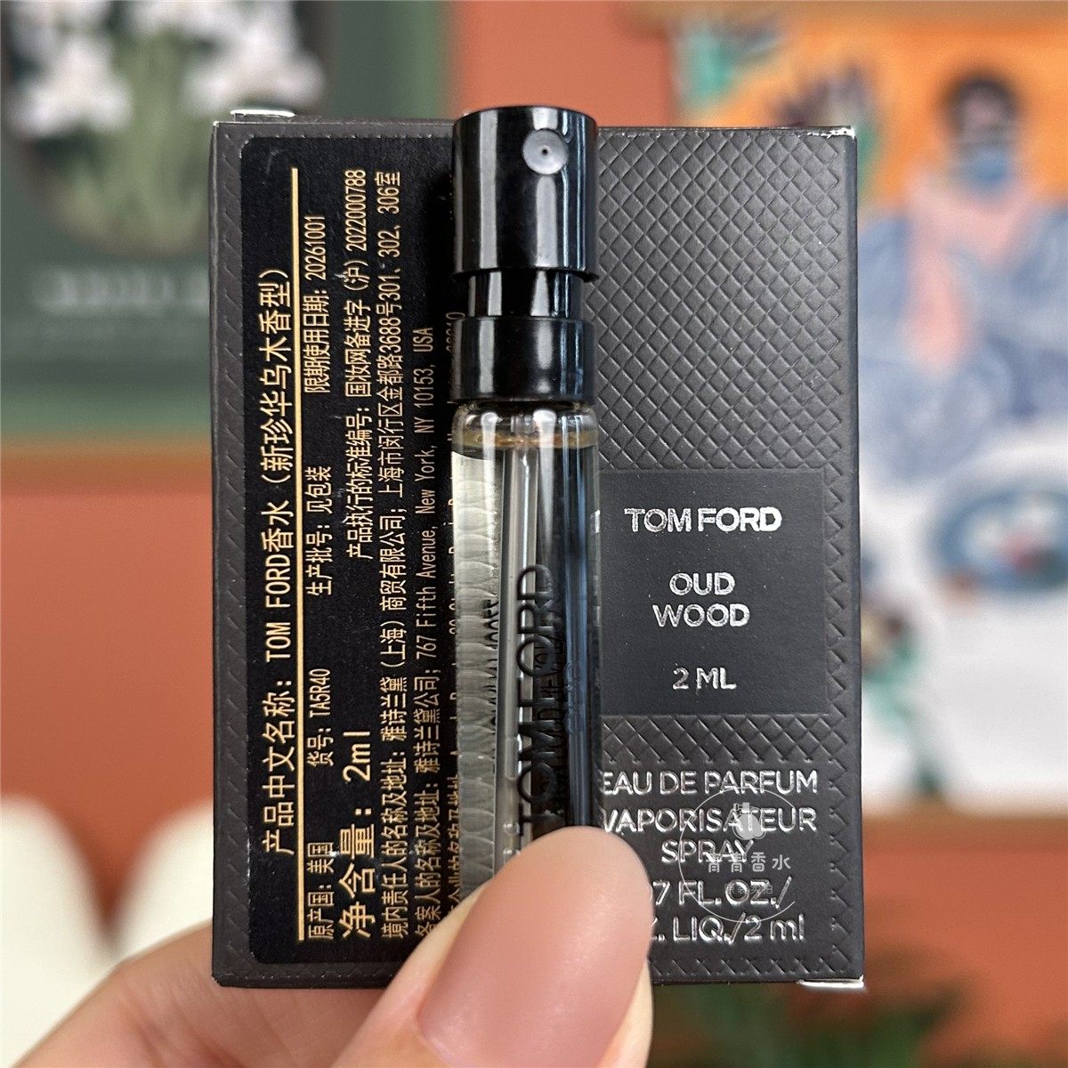 Tom Ford, atir namunasi, qirmizi yog'och, gul yog'i, oq mushk