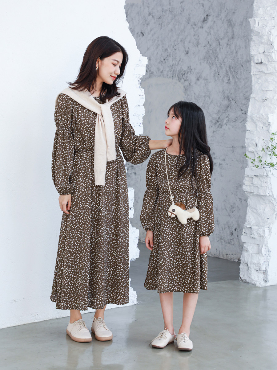 Yijiang 2022 Spring and Autumn Dress New Brown Small Floral Mother-Daughter Dress Western Style Holiday Style Parent-child Dress