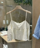 Топ с чашечками в форме цветка, с вышивкой