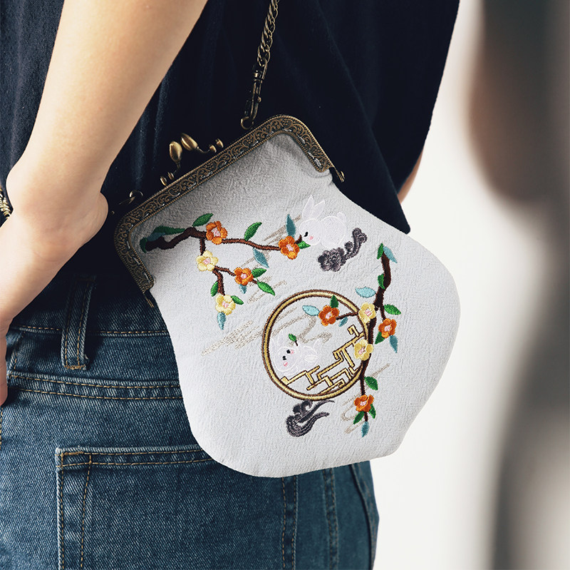 This is the Handcraft National Wind Arts State Tide Stereo Embroidered Lip Gold Bag Lady single shoulder phone Zero-wallet woman