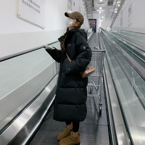 Черный длинный пуховик, бархатная куртка, длина макси, коллекция 2023, утиный пух, изысканный стиль