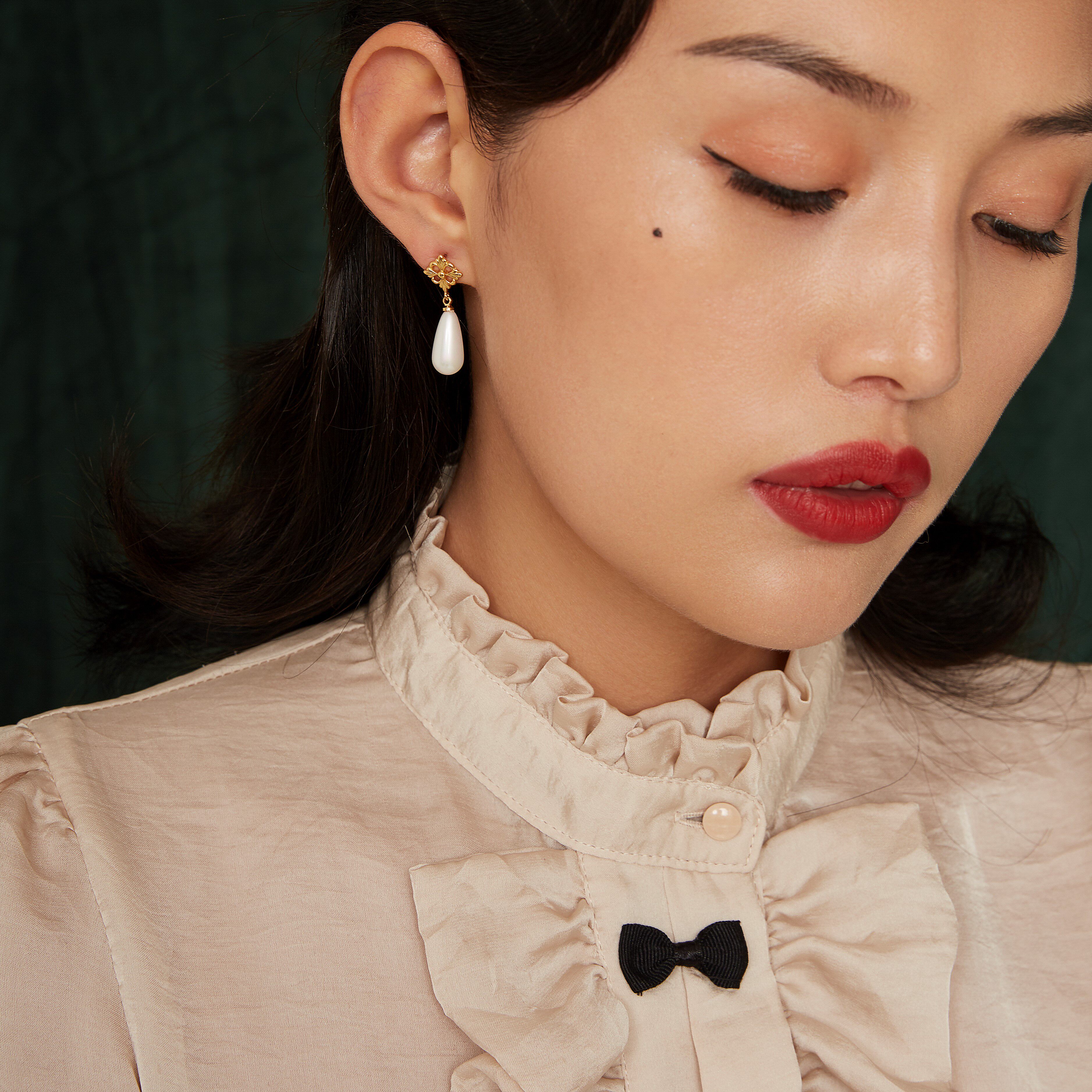 Original retro earrings imitation Mapei carved pearl bride 925 ear pin ear clip Hepburn vintage Western medieval