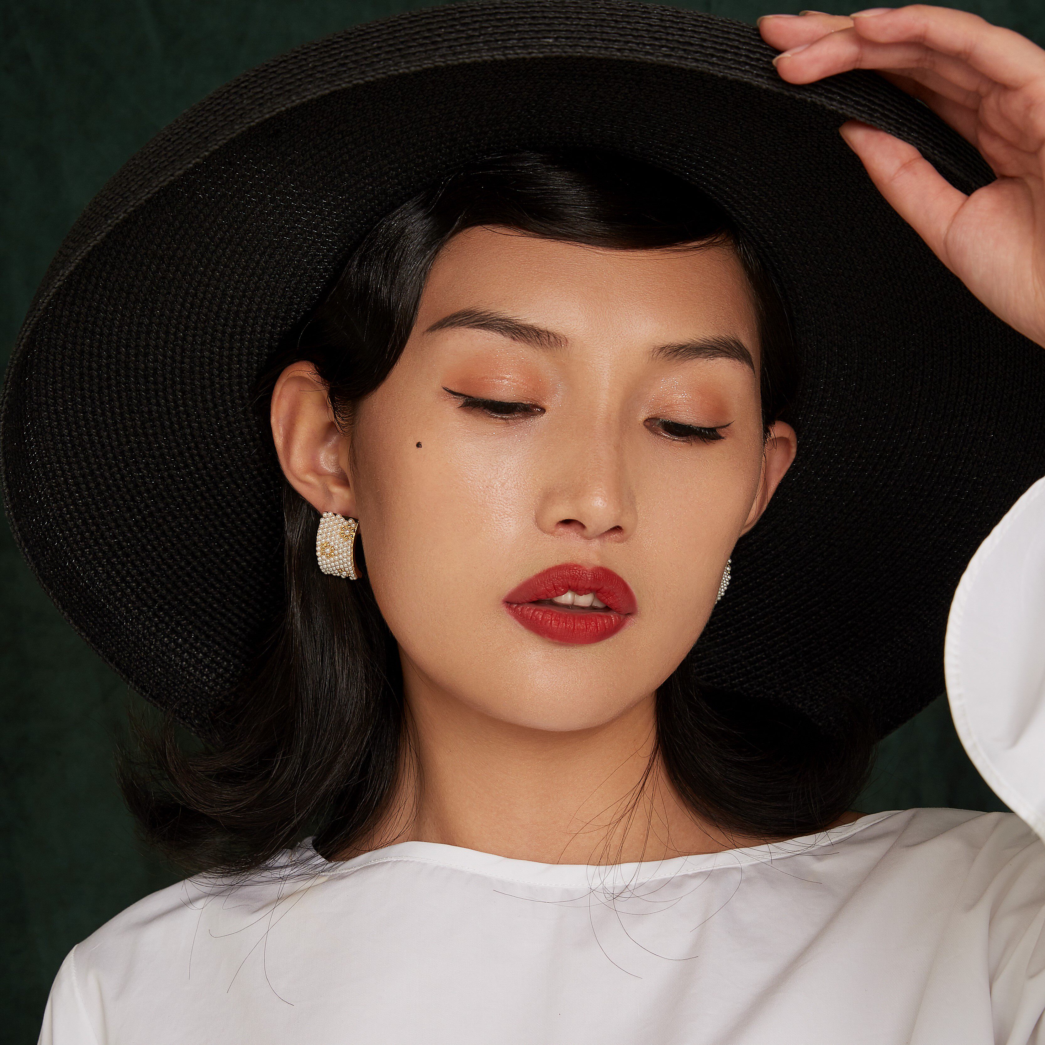 Original small daisy flower pearl earrings ear clip female net red small flower Hyun Ya style summer earrings Hepburn style retro