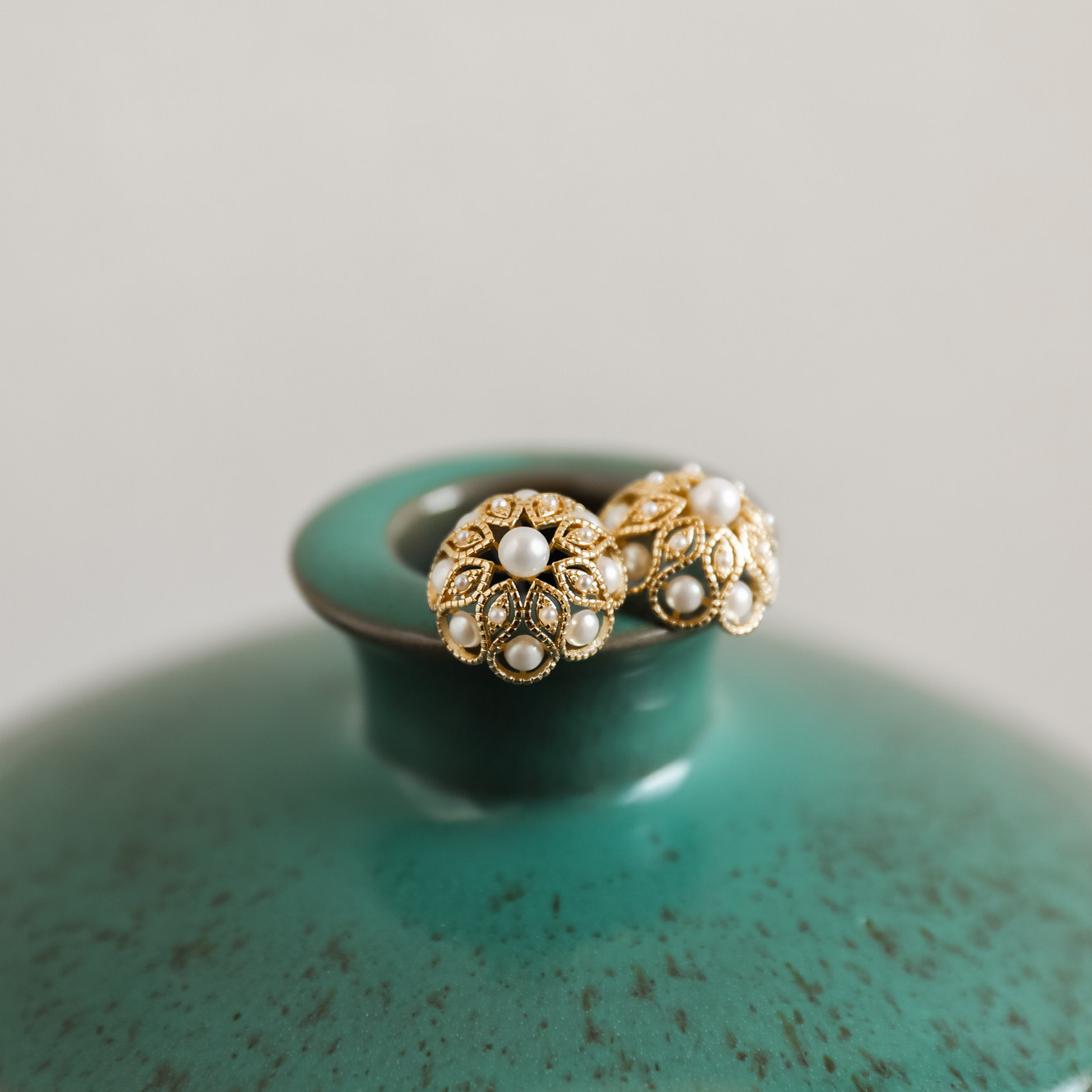 Baroque carved hollow palace style pearl earrings ear clip silver earrings retro French fashion temperament net red